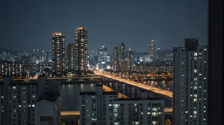환하게 빛나는 밤의 도시 스카이라인. 수많은 창이 불을 밝히고 있다.