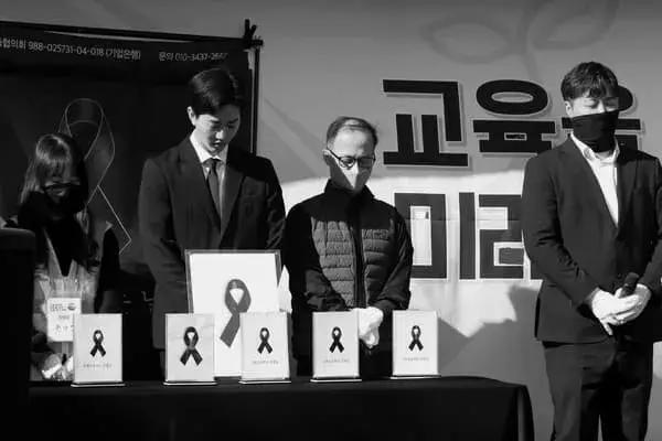 유족들과 함께 선 추모 집회