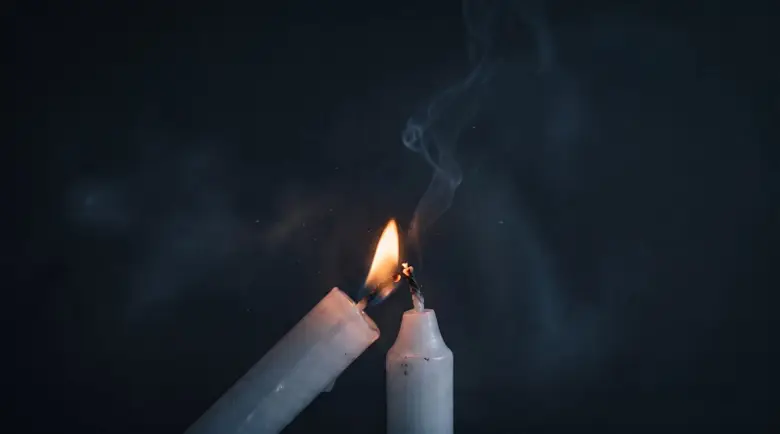 촛불이 촛불을 켜는 순간
