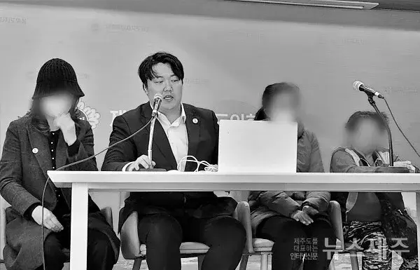 기자회견장에서 유가족과 함께 선 박두용 대표