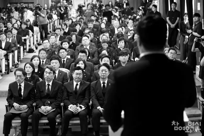 1주기 공동추모식 — 국회의원들 앞에서 추모사를 낭독하다.